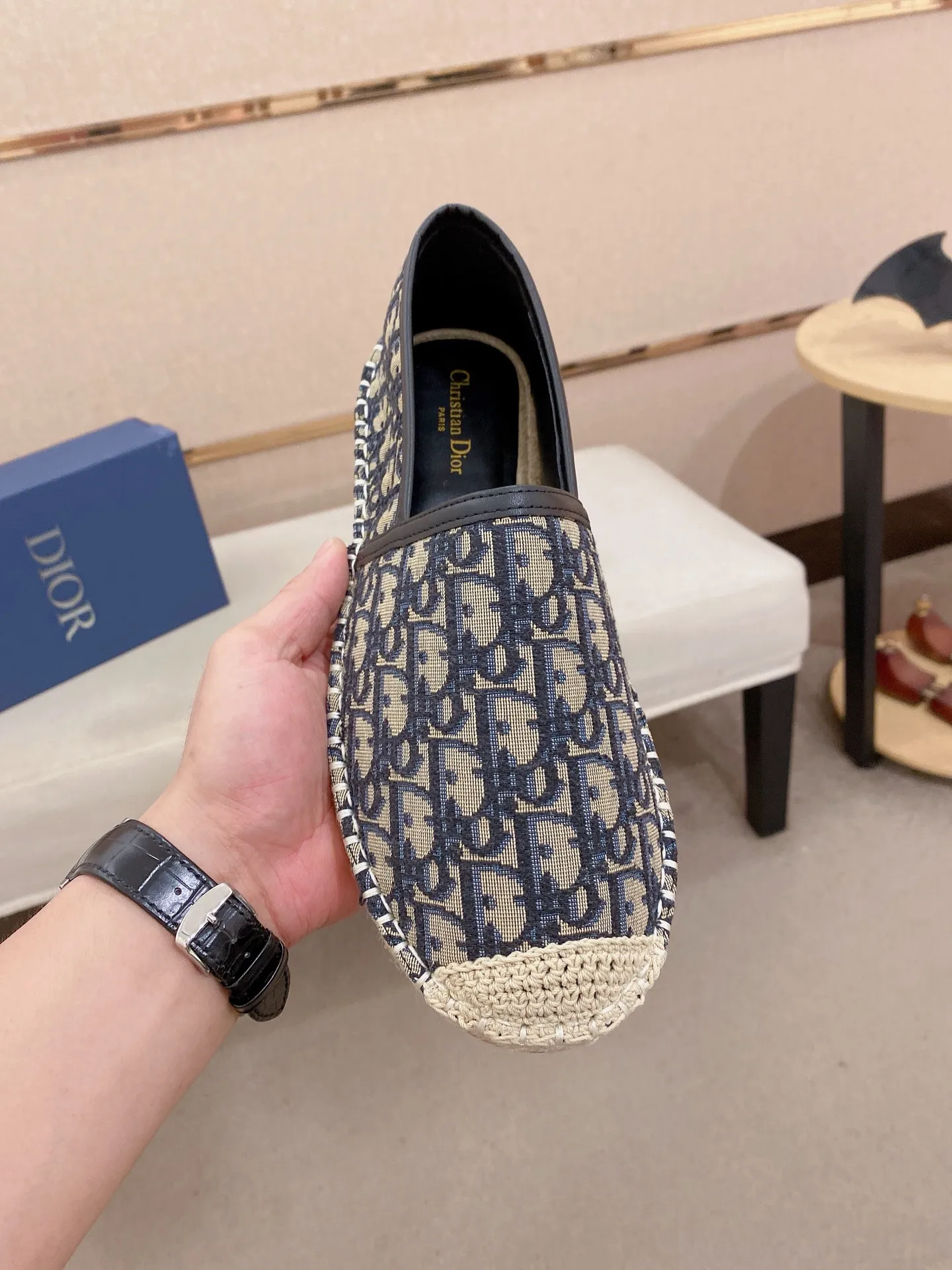 Factory price: 400💰High quality [Dior·Dior] 💫Men's latest slip-on Loaf casual shoes ✔️The original version is available at the counter simultaneously. 1:1 replica🏍️Fabrics: Italian imported fabrics, pure hand-drawn threads, raw rubber breathable and non-slip outsole, lining breathable and comfortable lambskin, 100% comfortable density, original rubber outsole wear-resistant ✔️Code number: 38-44, you deserve it, (Note: 37, 45, 46 can be customized, non-refundable and non-exchangeable)